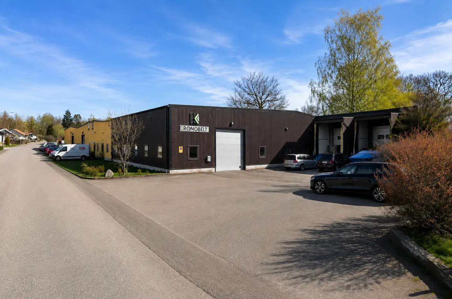 Lagerhall på Bruksvägen 4 i Alvesta med portar och asfalterad gård