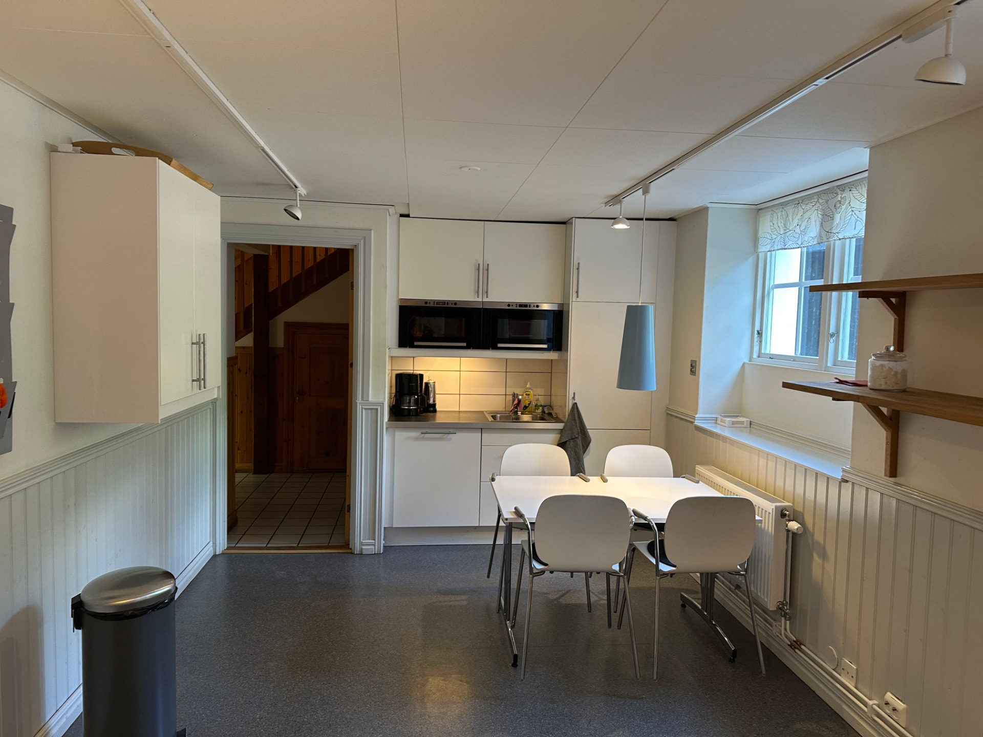 Pentry med kök, matbord och fönster