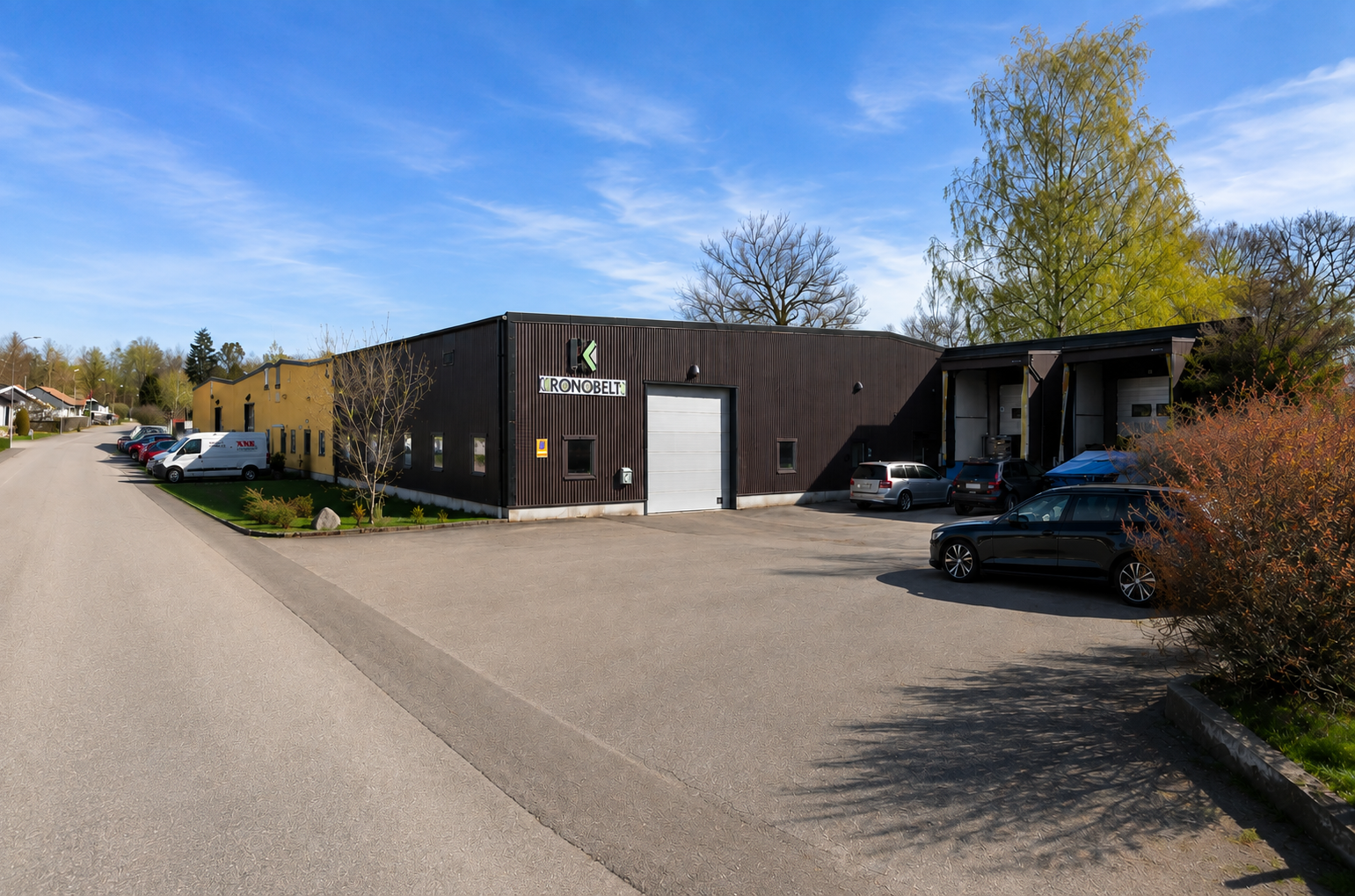 Lagerhall på Bruksvägen 4 i Alvesta med portar och asfalterad gård